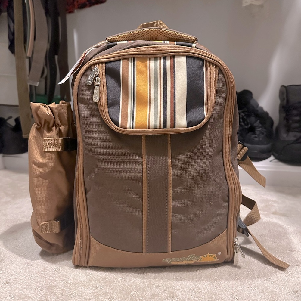 Complete picnic set in easy-to-carry backpack!  Utensils, bottle opener, plates!
